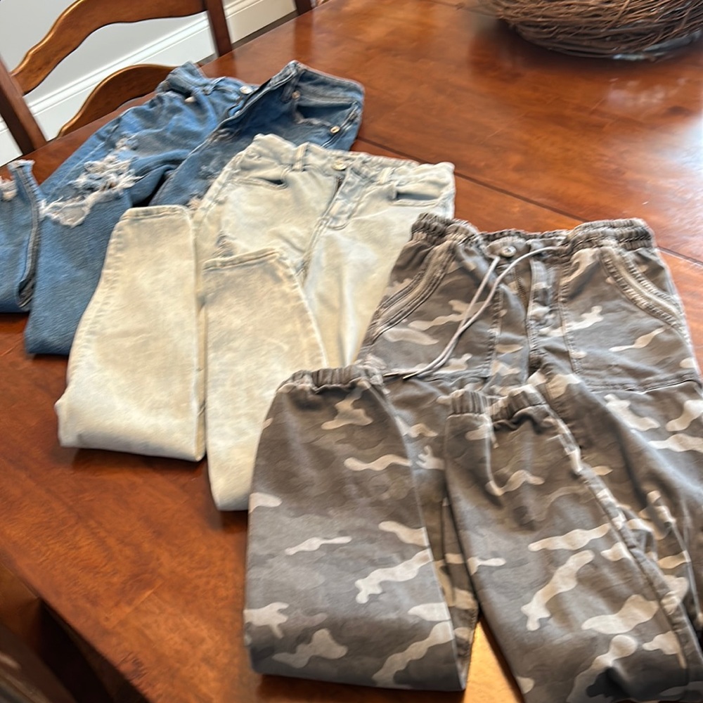 3 Pairs American Eagle Jeans 00- Like new, smoke free home